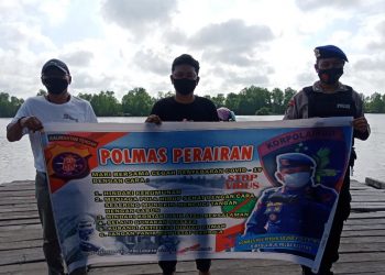 Satpolairud Polres Seruyan Selalu Ingatkan Warga Pesisir Taati Protokol Kesehatan