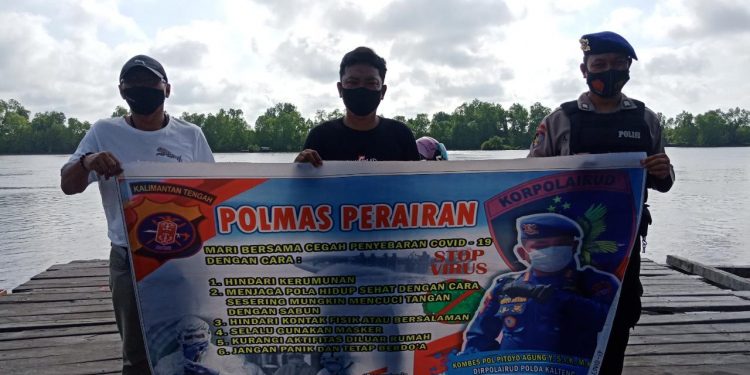Satpolairud Polres Seruyan Selalu Ingatkan Warga Pesisir Taati Protokol Kesehatan