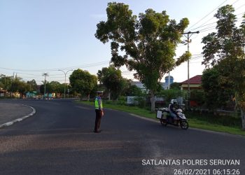 Antisipasi Kemacetan, Sat Lantas Polres Seruyan Lakukan Pengaturan Jalan