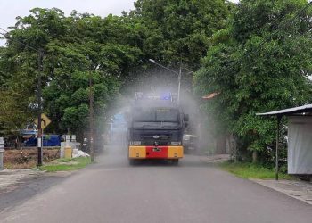 Sat Sabhara Polres Seruyan Semprotan Disinfektan