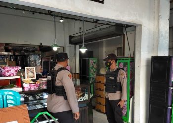 Personel Polsek Seruyan Hilir Gencarkan Sosialisasi Prokes di Pasar Rakyat