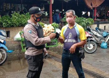 Sesuai Perintah Kapolres Seruyan, Rabu Berbagi Masker Kepada Seluruh Elemen Masyarakat