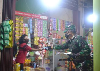 Danrem 102/Pjg dan Ketua Persit KCK Koorcabrem 102 PD XII/Tpr Bagikan Masker Gratis