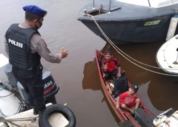 Personel Satpolair Polres Seruyan Sosialisasi Kamtibmas dan Sosialisasi Protokol Kesehatan