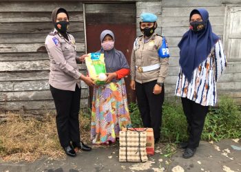 Jumat Berkah Pemberian Bantuan Sembako oleh Polwan Polres Seruyan