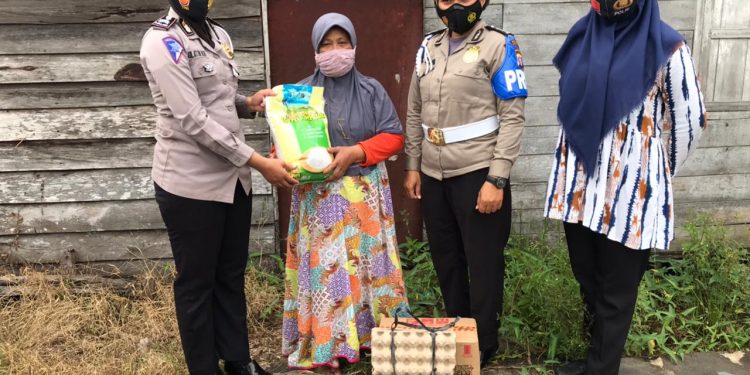 Jumat Berkah Pemberian Bantuan Sembako oleh Polwan Polres Seruyan