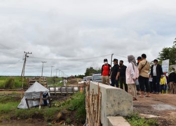 Gubernur Kalteng H. Sugianto Sabran Tinjau Irigasi Pintu Air Kuripan Kapuas