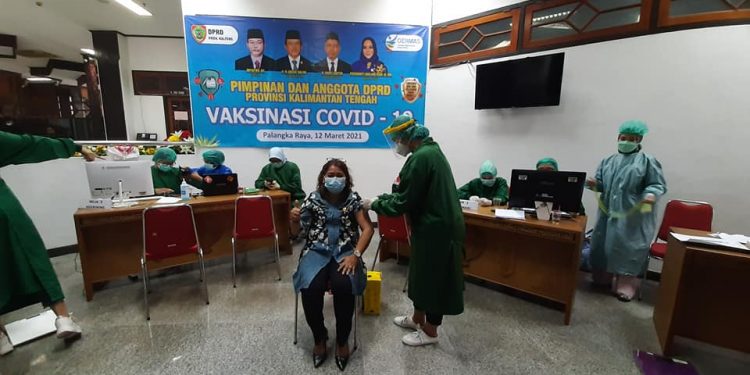 Giliran Anggota dan Pimpinan DPRD Kalteng Terima Vaksin Covid-19