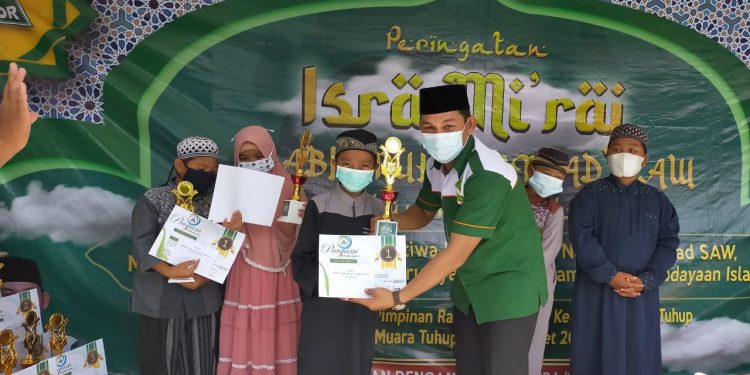 Rahmanto Hadiri Peringatan Isra Mi’raj di Kelurahan Muara Tuhup