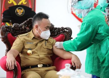 Setelah Divaksin, Gubernur Sugianto Sabran Pantau Vaksinasi Kepala SOPD dan ASN Pemprov