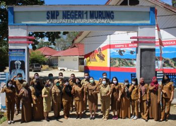 Pisah Sambut Kepsek SMP Negeri 1 Murung Berlangsung Dalam Suasana Haru