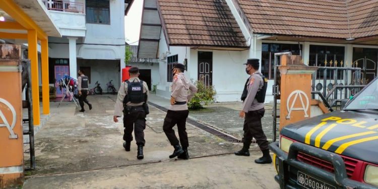 Polres Seruyan dan Jajaran Patroli dan Pengamanan di Gereja Pasca Ledakan di Makassar