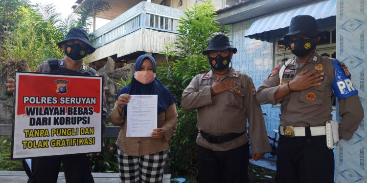 Polres Seruyan Terjunkan Personil Untuk Sebarkan Survey Responden Eksternal