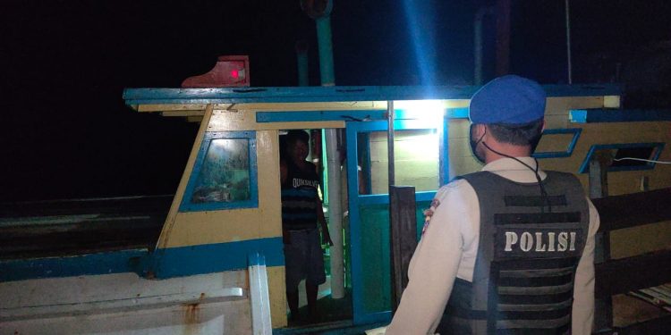 Personil Satpolairud Polres Seruyan Laksanakan Polmas Malam Hari