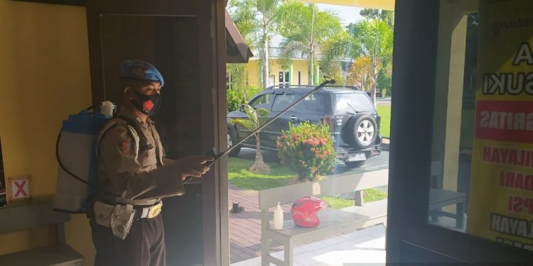 Penyemprotan Disinfektan di Mako Polsek Seruyan Hilir Cegah Covid-19