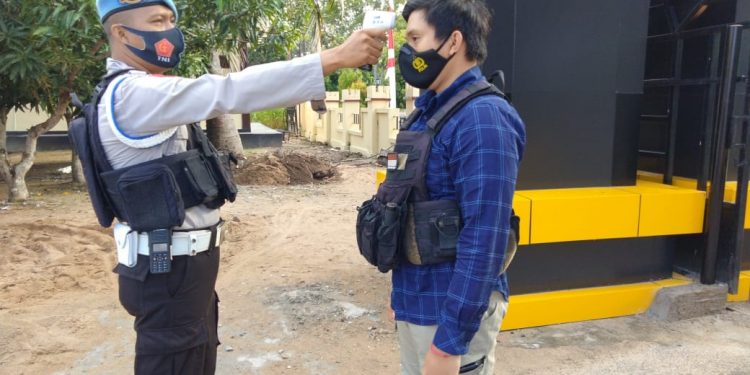 Sipropam Polres Seruyan Rutin Cek Suhu Tubuh Personil dan Masyarakat yang Masuk Mapolres