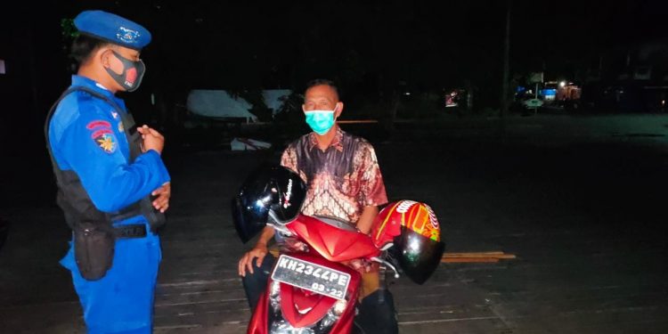 Personil Satpolairud Polres Seruyan Laksanakan Polmas Malam Hari 