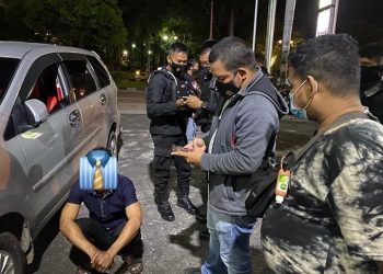 Dua Pemuda LGBT Tertangkap Basah Bermesraan di Komplek Mantikei