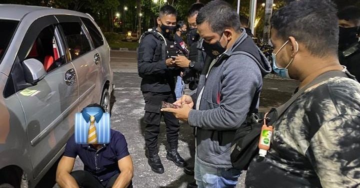 Dua Pemuda LGBT Tertangkap Basah Bermesraan di Komplek Mantikei
