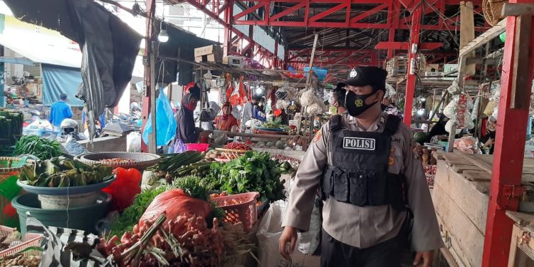 Polsek Seruyan Hilir Patroli Cegah Kriminalitas dan Penegakan Prokes di Pasar Saik