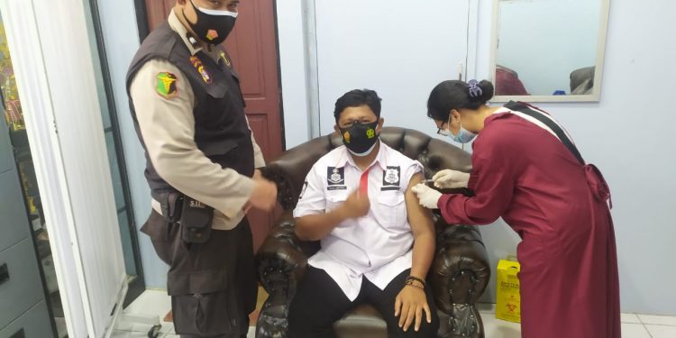 49 Orang Terima Vaksinasi Sinovak di Kantor Kelurahan Kuala Pembuang I