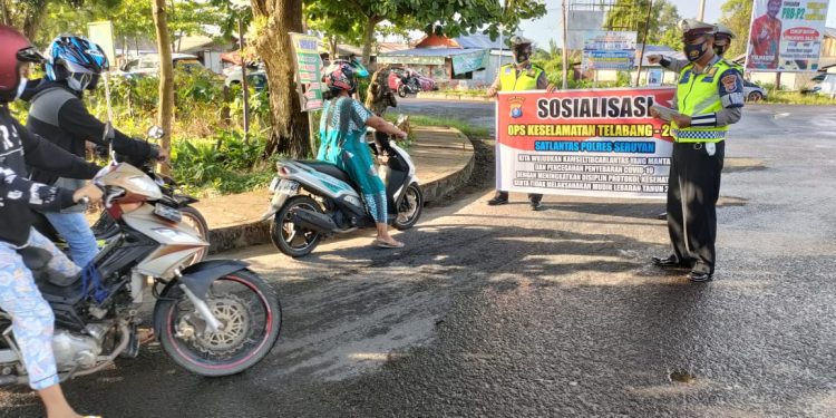 Satlantas Polres Seruyan Bagikan Brosur dan Stiker Cegah Covid-19