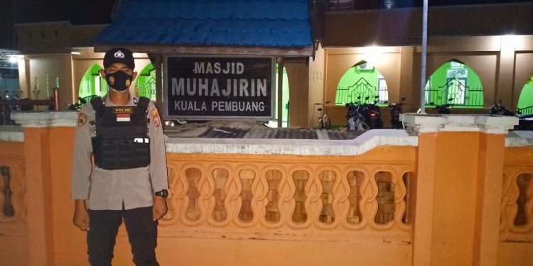 Personil Polres Seruyan dan Polsek Jajaran Amankan Sholat Tarawih