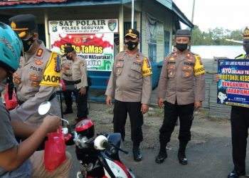 Polres Seruyan Seruyan Bagi Takjil di Kuala Pembuang