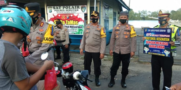 Polres Seruyan Seruyan Bagi Takjil di Kuala Pembuang