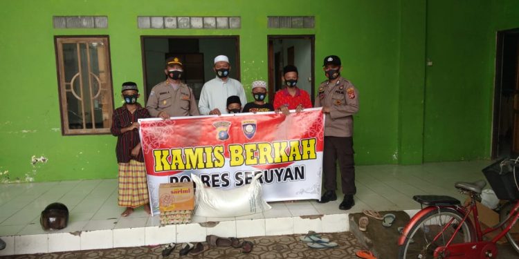 Sat Binmas Polres Seruyan Berbagi Sembako ke Masyarakat di Kuala Pembuang