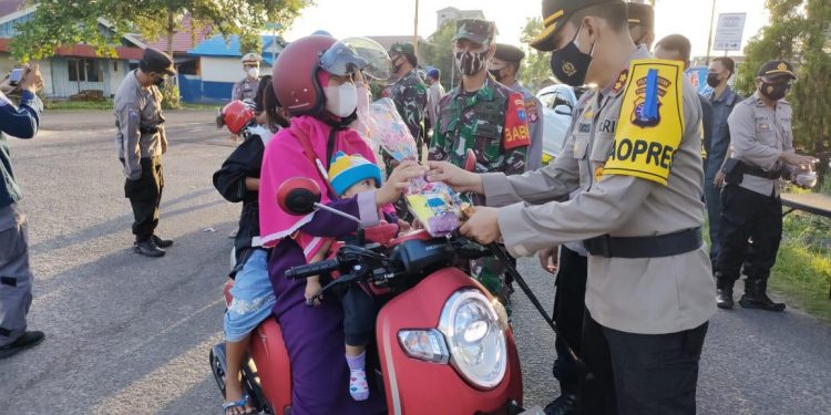 Ramadhan Ditengah Pandemi, Polres Seruyan Bagikan Takjil untuk Warga