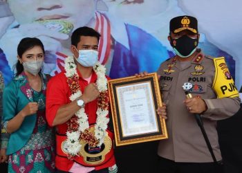 Kapolda Beri Penghargaan Pahlawan Olahraga Kalteng Kepada Eygersing