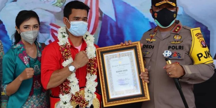 Kapolda Beri Penghargaan Pahlawan Olahraga Kalteng Kepada Eygersing
