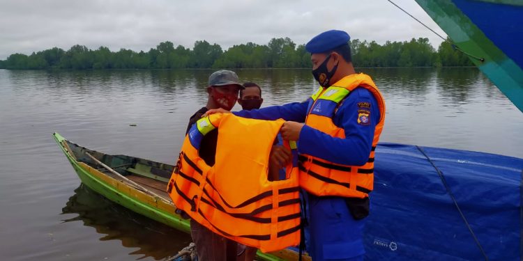 Satpolairud Polres Seruyan Himbau Keselamatan Berlayar kepada Warga
