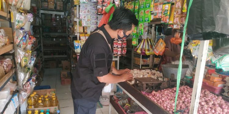 Sat Reskrim Polres Seruyan Monitoring Pangan di Pasar Kuala Pembuang