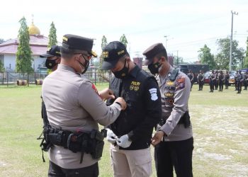 Kapolda Kalteng Beri Penghargaan 50 Personel Berprestasi