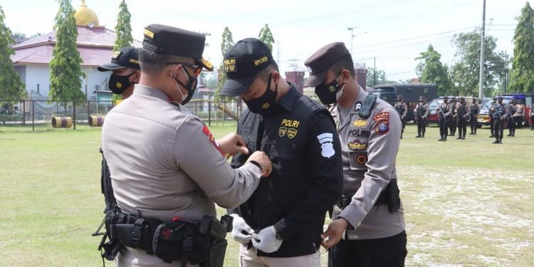 Kapolda Kalteng Beri Penghargaan 50 Personel Berprestasi