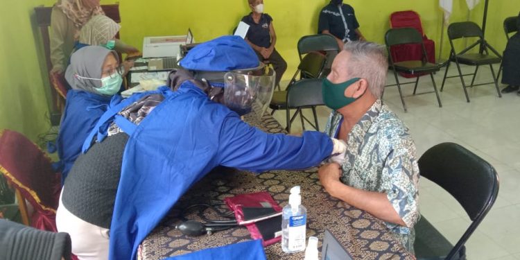 Serius Cegah Covid-19, Lansia dan Personil Polri Asam Baru Selesai Divaksin