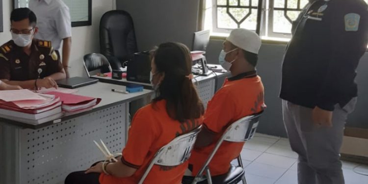 Satresnarkoba Serahkan 2 Tersangka Kasus Sabu ke Kejari Gumas