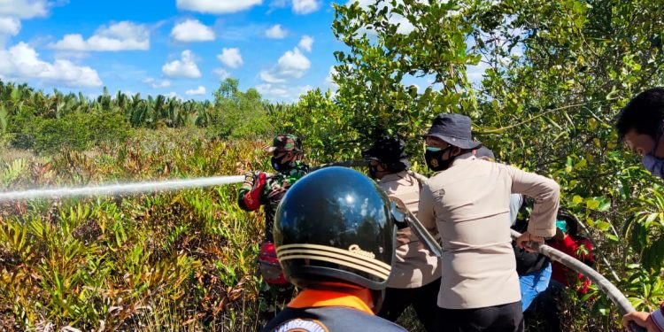 Antisipasi Karhutla Personil Polsek Seruyan Hilir Dinginkan Lahan