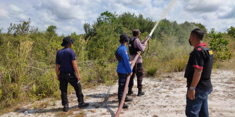 Polsek Hanau Bersama Tim Gabungan Lakukan Pendinginan Lahan