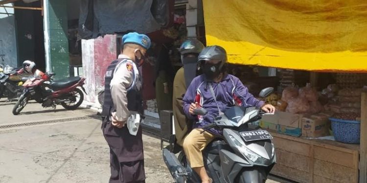Anggota Polsek Seruyan Hilir Patroli Kamtibmas dan Sosialisasi Prokes Covid-19