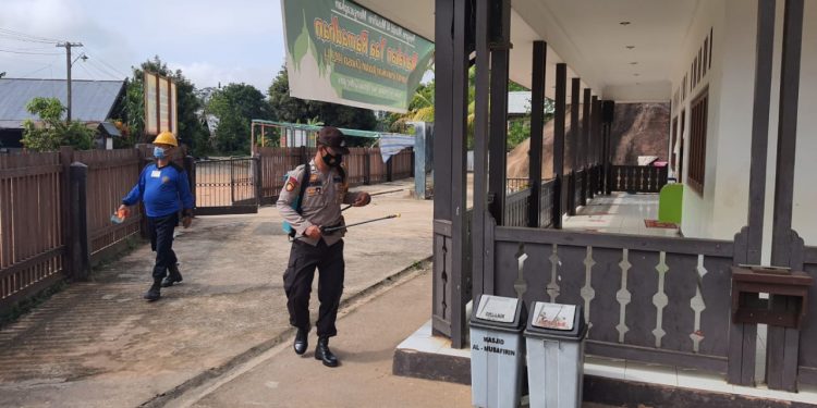 Anggota Polsek Seruyan Hulu Semprotkan Tempat Ibadah