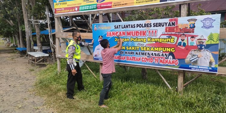 Antisipasi Covid-19, Sat Lantas Polres Seruyan Pasang Spanduk Imbauan Jangan Mudik