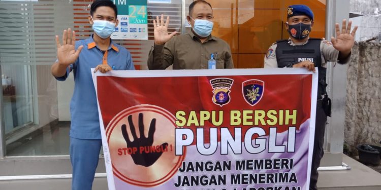 Stop Pungli! Satpolairud Polres Seruyan Sosialisasi Saber Pungli