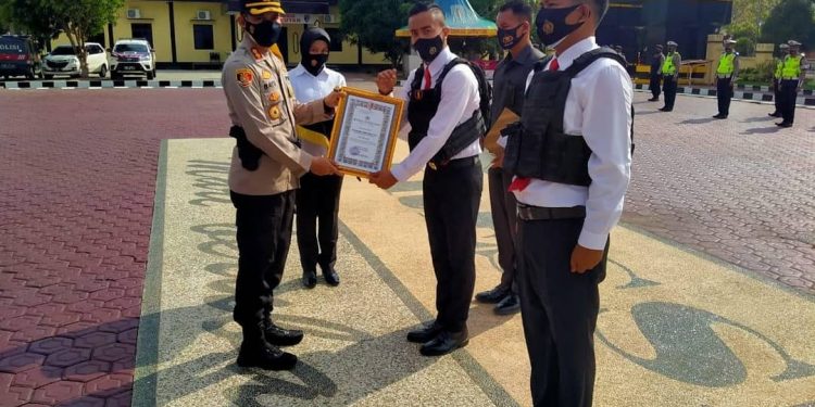 Kapolres Seruyan Berikan Reward Kepada Personel yang Berprestasi