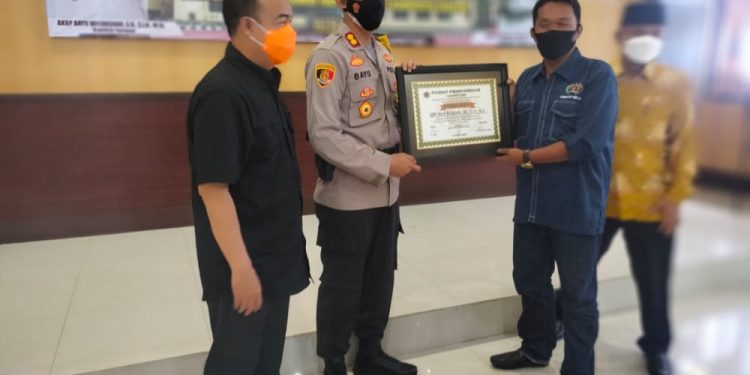 Kapolres Seruyan Terima Penghargaan Sahabat Pers Dari PWI