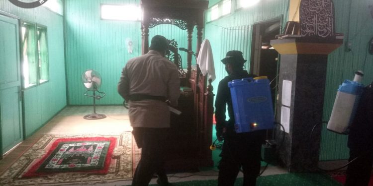Anggota Polsek Seruyan Hulu Semprot Disinfektan Tempat Ibadah