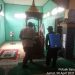 Anggota Polsek Seruyan Hulu Semprot Disinfektan Tempat Ibadah