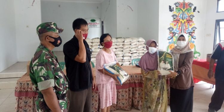Haji Abdul Rasyid AS Salurkan Zakat 150 Paket Beras di Kelurahan Kalampangan
